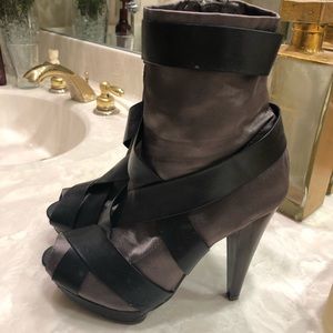 Dollhouse bootie, peep toe, stretch fabric, Sz 6.5